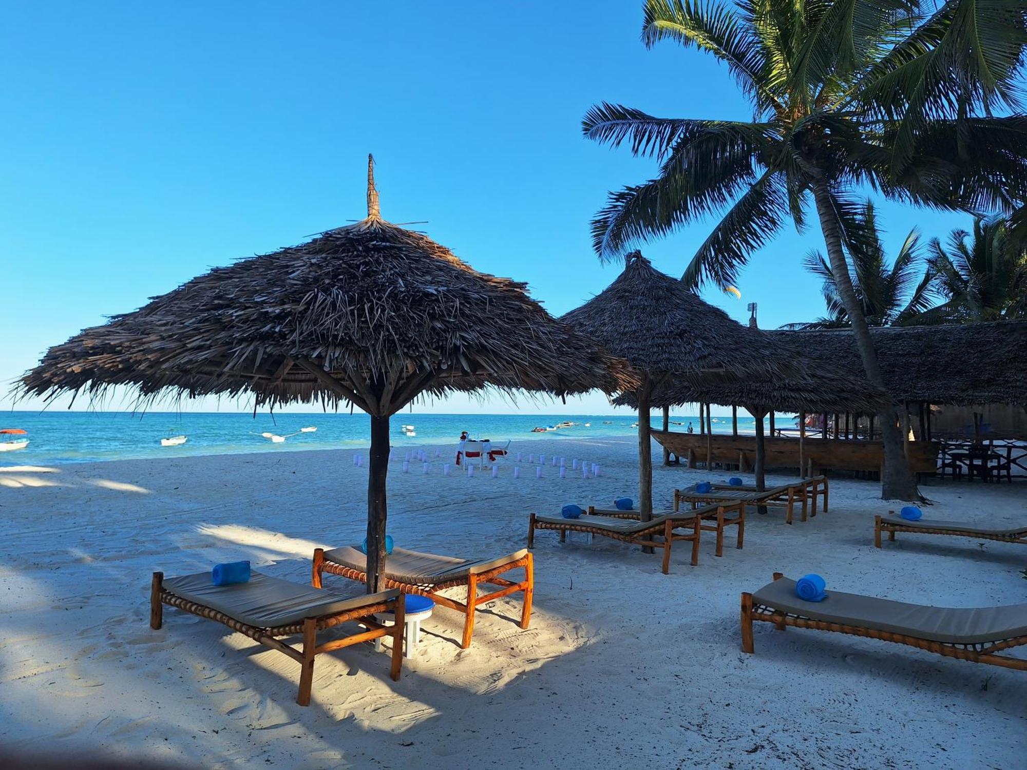 Bianco Azzurro Hotel & Restaurant بواني ماكهانجاني المظهر الخارجي الصورة