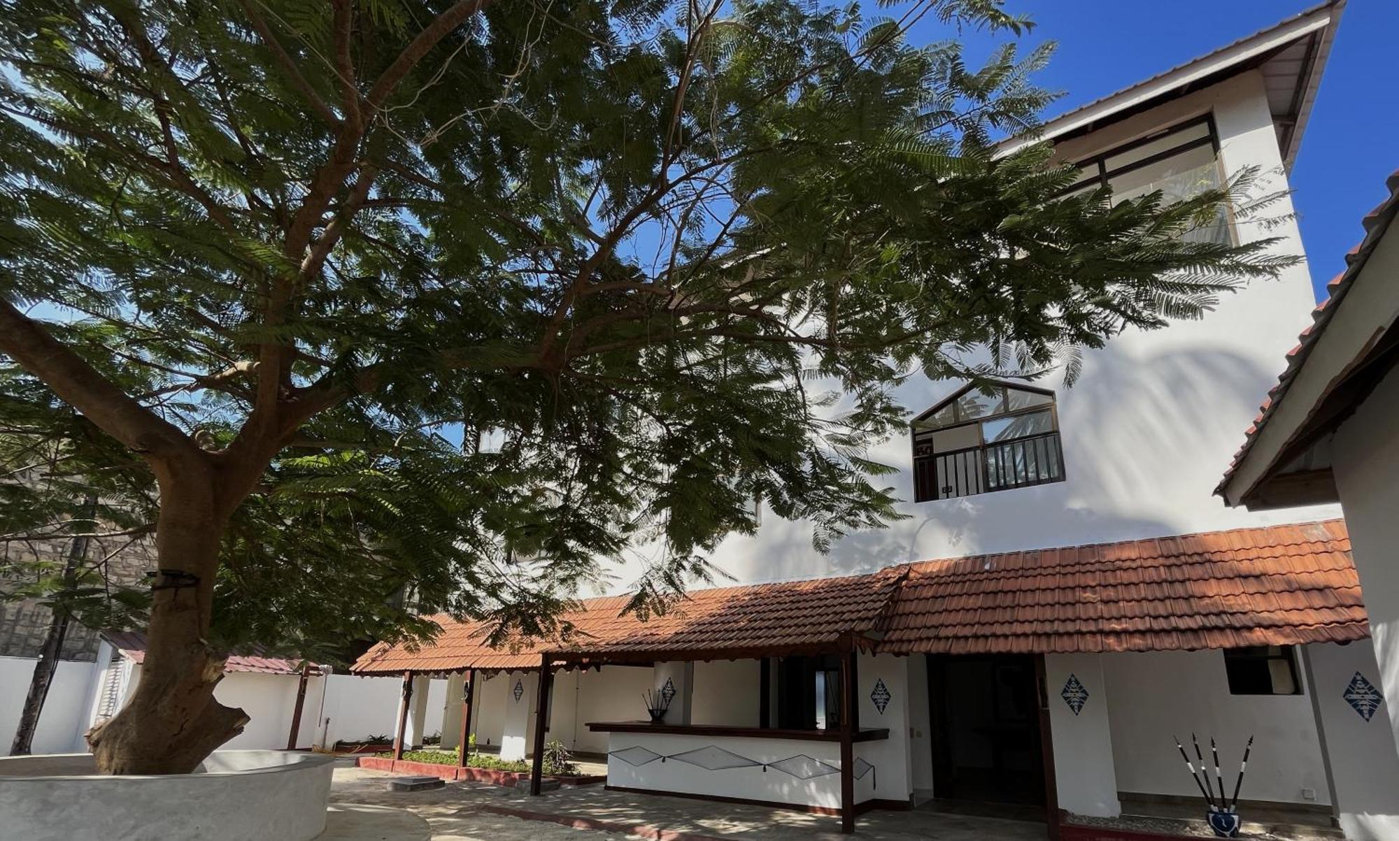 Bianco Azzurro Hotel & Restaurant بواني ماكهانجاني المظهر الخارجي الصورة