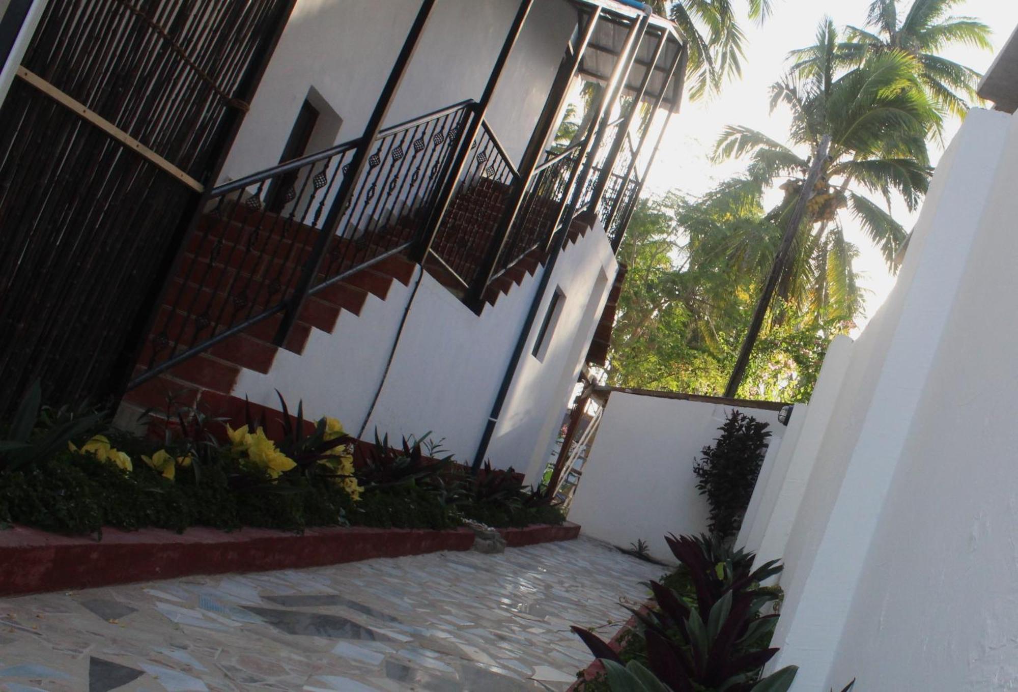Bianco Azzurro Hotel & Restaurant بواني ماكهانجاني المظهر الخارجي الصورة